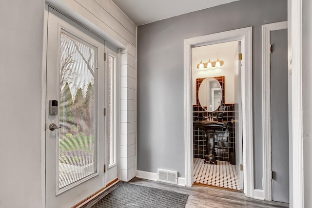 2425 Flossmoor Rd, Flossmoor, IL 60422 - entryway featuring wood finished floors and baseboards