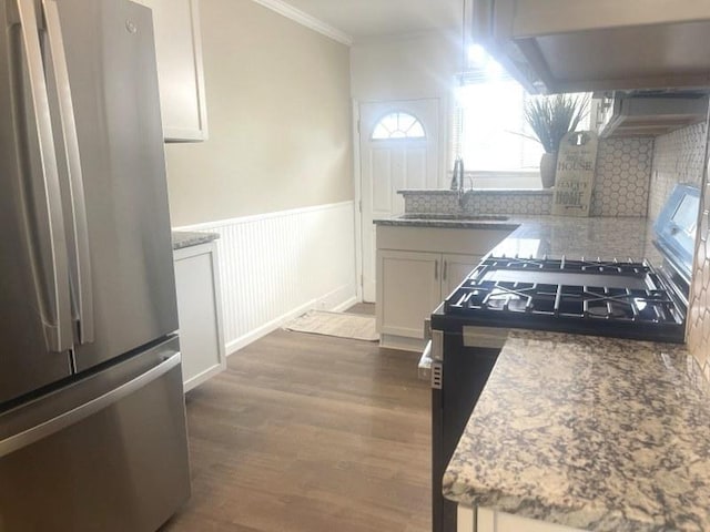 400 Salem Sq Unit 000, Bolingbrook, IL 60440 - kitchen with freestanding refrigerator, gas stove, crown molding, ventilation hood, and backsplash