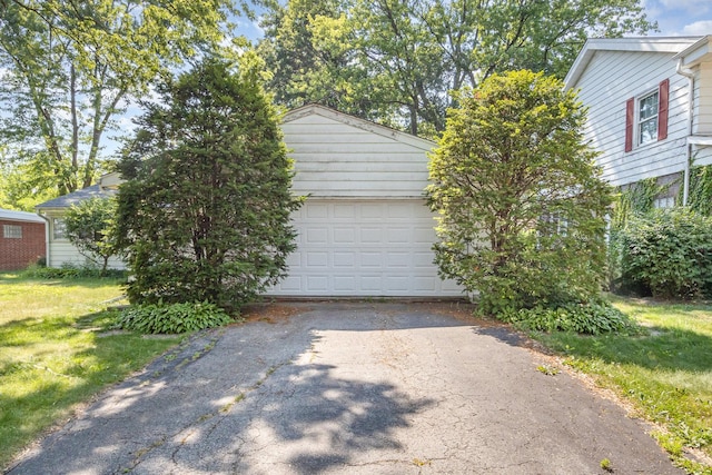 712 Central Park Ave, Flossmoor, IL 60422 - garage featuring asphalt driveway