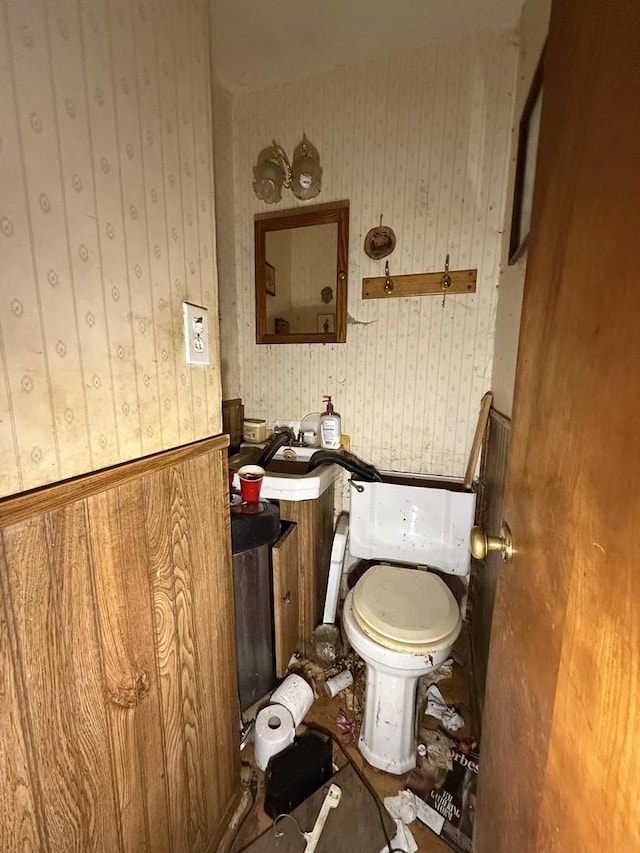 120 S Wabash Ave, Glenwood, IL 60425 - bathroom featuring toilet and wallpapered walls