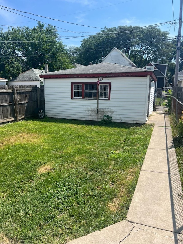 7411 S Morgan St, Chicago, IL 60621 - view of side of home featuring a fenced backyard