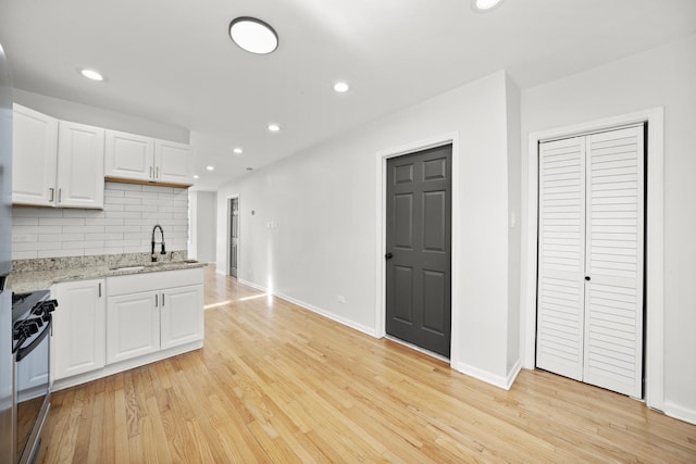 712 W 48th Pl, Chicago, IL 60609 - kitchen with range with gas cooktop, tasteful backsplash, white cabinetry, light wood finished floors, and recessed lighting