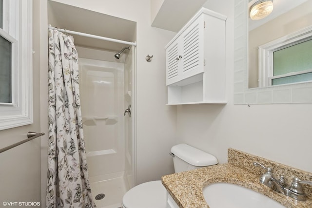 505 Crest Dr, Cary, IL 60013 - full bath featuring a shower with curtain and vanity