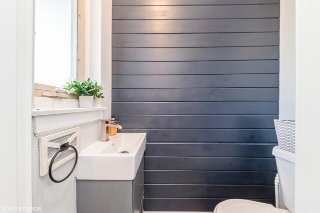 247 Tioga Ave, Bensenville, IL 60106 - bathroom with toilet
