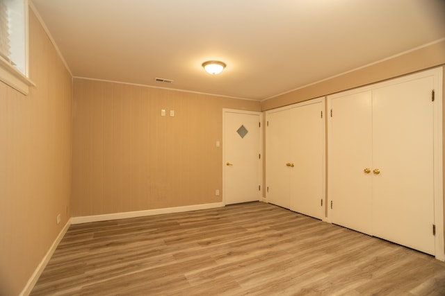 2900 W Birchwood Ave, Chicago, IL 60645 - unfurnished bedroom with light wood-style flooring, crown molding, and a closet