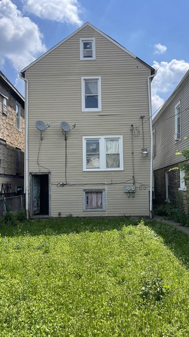 4838 S Bishop St, Chicago, IL 60609 - rear view of house featuring a yard