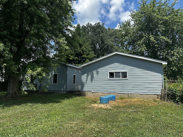 207 W 2nd St, Streator, IL 61364 - view of side of property featuring a lawn