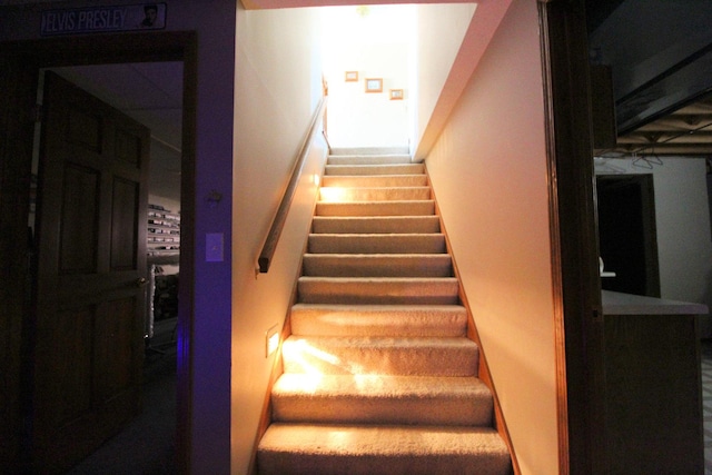 396 W 8th St, Manteno, IL 60950 - view of stairs