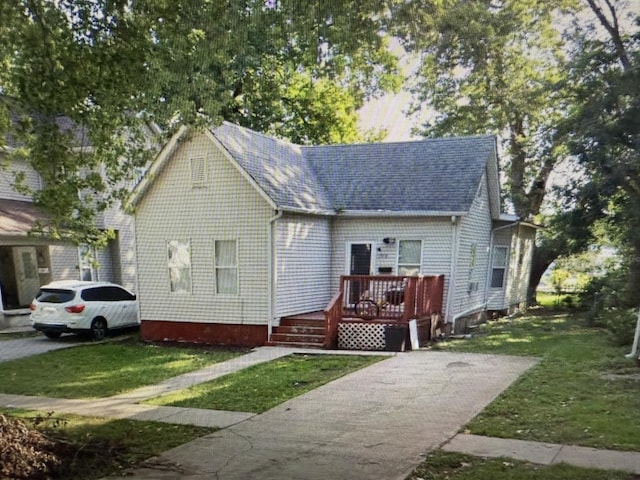 1514 S 8th St, Springfield, IL 62703 - view of front facade featuring a front lawn, a wooden deck, and roof with shingles