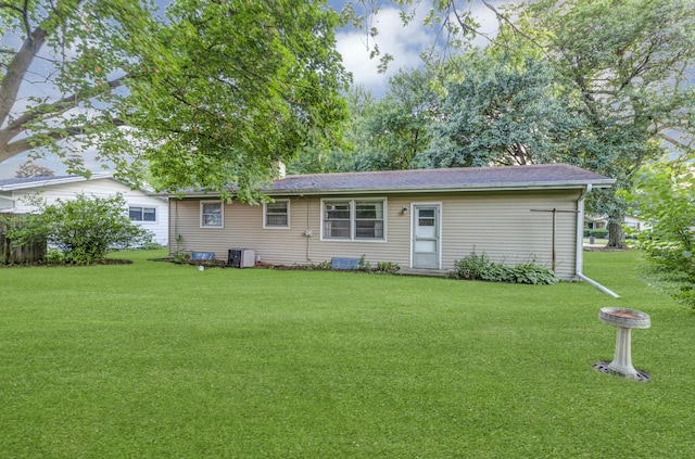 301 Virginia Dr, South Elgin, IL 60177 - back of house with a lawn