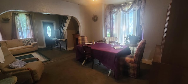 109 S 6th Ave, Sterling, IL 61081 - dining area with arched walkways and carpet floors