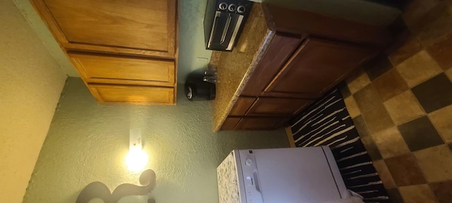 109 S 6th Ave, Sterling, IL 61081 - kitchen with a textured wall
