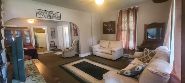 109 S 6th Ave, Sterling, IL 61081 - living room featuring arched walkways and baseboards