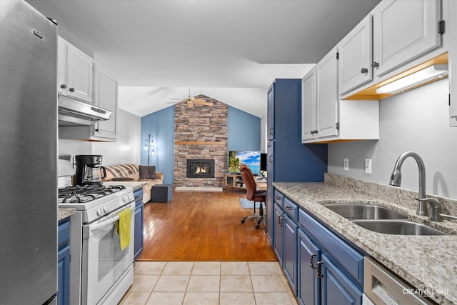 906 Whitetail Ln, Sandwich, IL 60548 - kitchen featuring appliances with stainless steel finishes, under cabinet range hood, blue cabinets, open floor plan, and ceiling fan