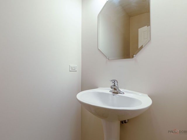 696 S Jade Ln, Round Lake, IL 60073 - bathroom featuring a sink