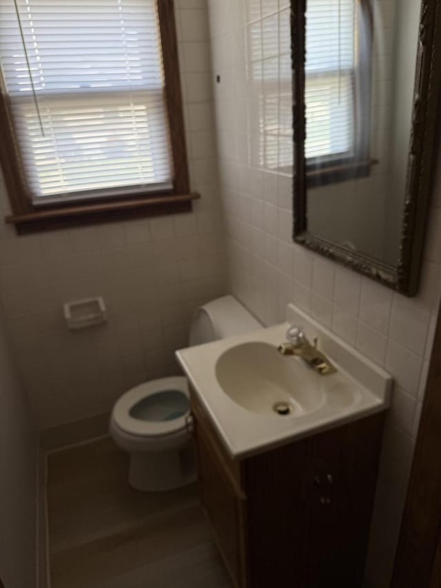 602 River Ln, Loves Park, IL 61111 - bathroom featuring tile walls, vanity, and decorative backsplash
