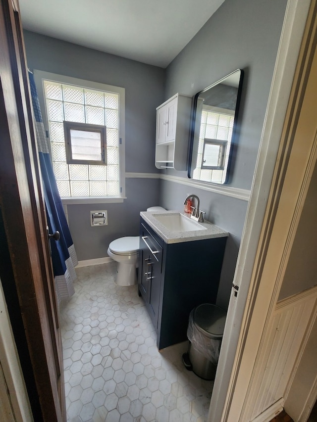661 S Swain Ave, Elmhurst, IL 60126 - full bathroom featuring toilet and vanity