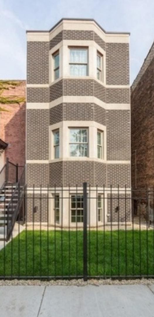 530 E 44th Pl, Chicago, IL 60653 - view of property with a fenced front yard