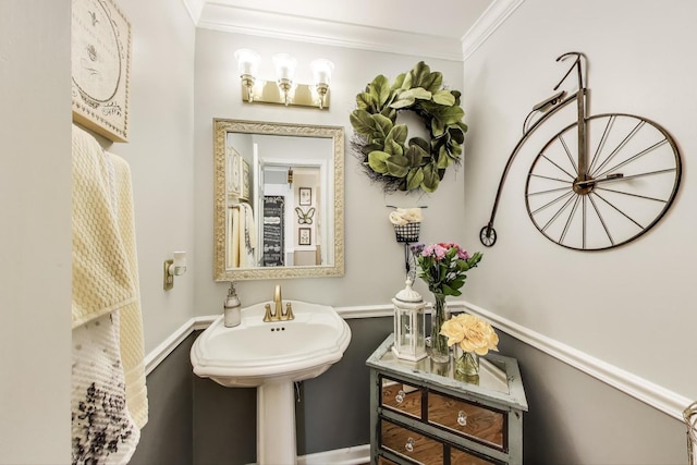346 Colonial Cir, Geneva, IL 60134 - bathroom featuring crown molding