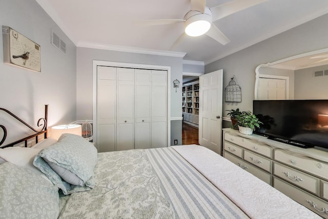 346 Colonial Cir, Geneva, IL 60134 - bedroom featuring crown molding, a closet, wood finished floors, and a ceiling fan