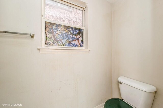 1465 N Larrabee St Unit B, Chicago, IL 60610 - bathroom with toilet and baseboards