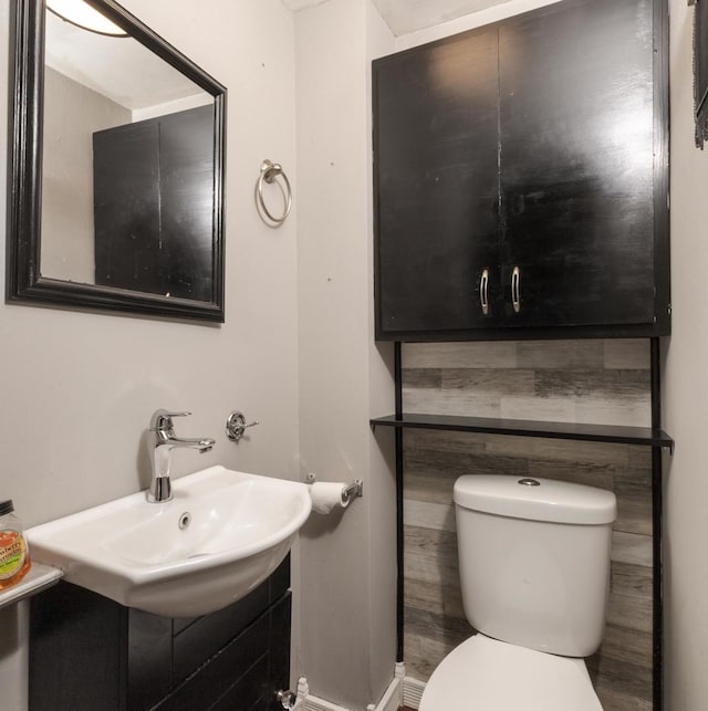 616 N Main St, Pontiac, IL 61764 - half bath featuring a sink and toilet