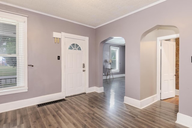 616 N Main St, Pontiac, IL 61764 - foyer entrance with arched walkways, wood finished floors, and ornamental molding