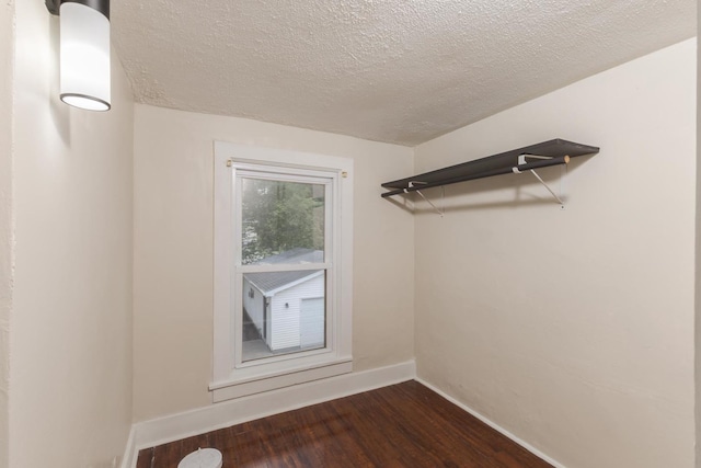616 N Main St, Pontiac, IL 61764 - spacious closet featuring dark wood-style floors