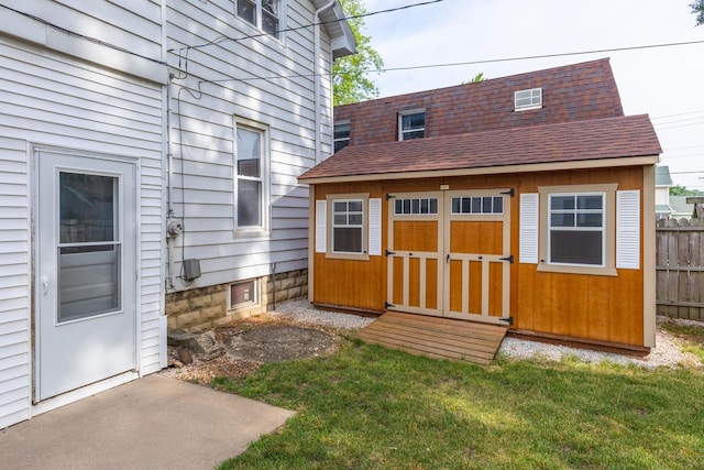 616 N Main St, Pontiac, IL 61764 - view of yard featuring a storage unit