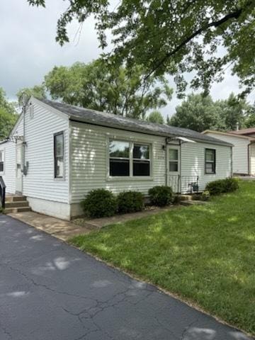324 Elmwood Ln, Antioch, IL 60002 - view of front facade featuring a front lawn