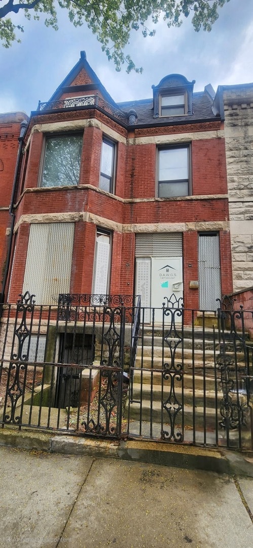 3143 S Giles Ave, Chicago, IL 60616 - view of front facade featuring brick siding and a fenced front yard