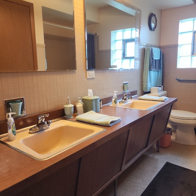 5549 W 83rd Pl, Burbank, IL 60459 - full bathroom featuring tile walls and double vanity