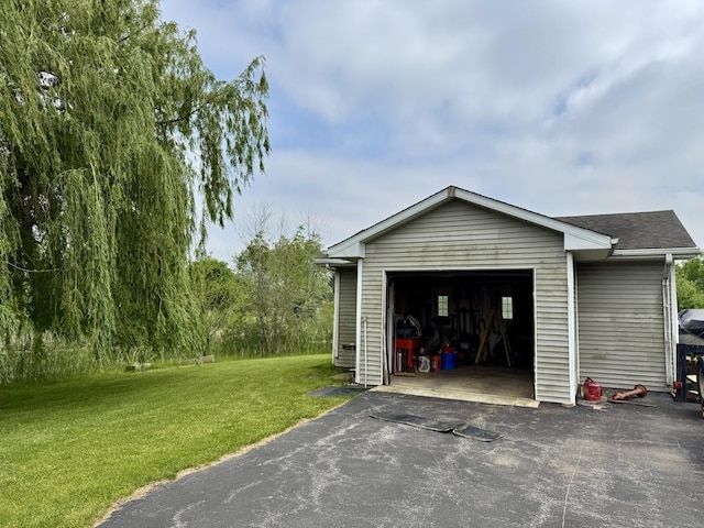8741 W Blackthorne Way, Frankfort, IL 60423 - garage featuring driveway