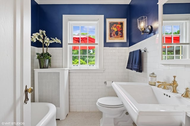 641 Highview Ter, Lake Forest, IL 60045 - bathroom featuring tile walls, tile patterned flooring, a bath, and wainscoting