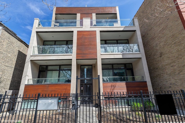 1522 W Huron St Unit 2W, Chicago, IL 60642 - view of apartment building / complex featuring a fenced front yard