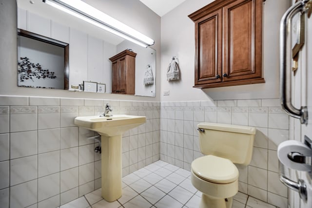 15301 Cherry Ln, Oak Forest, IL 60452 - bathroom with tile walls and a wainscoted wall