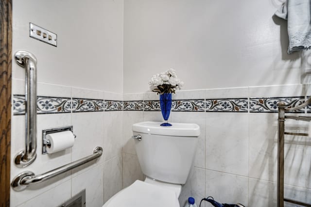 15301 Cherry Ln, Oak Forest, IL 60452 - bathroom with tile walls