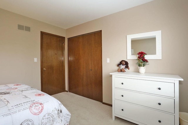 740 Ruskin Dr, Elk Grove Village, IL 60007 - bedroom featuring light carpet