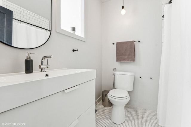 1510 W Cullerton St, Chicago, IL 60608 - full bath with vanity and a shower with shower curtain