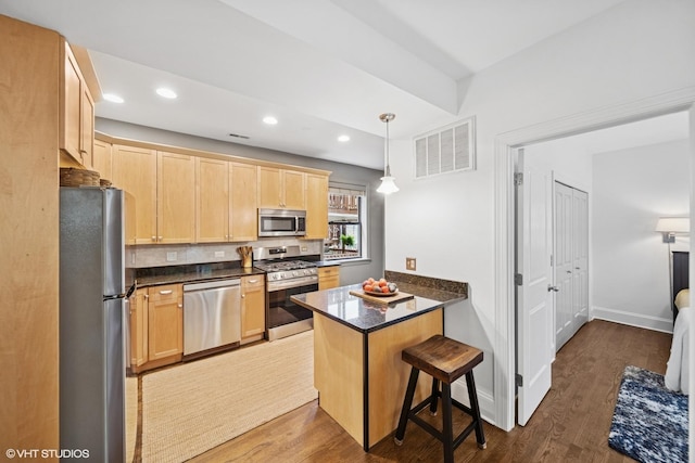 7639 N Greenview Ave Unit 1E, Chicago, IL 60626 - kitchen with appliances with stainless steel finishes, light brown cabinetry, a peninsula, a breakfast bar, and wood finished floors