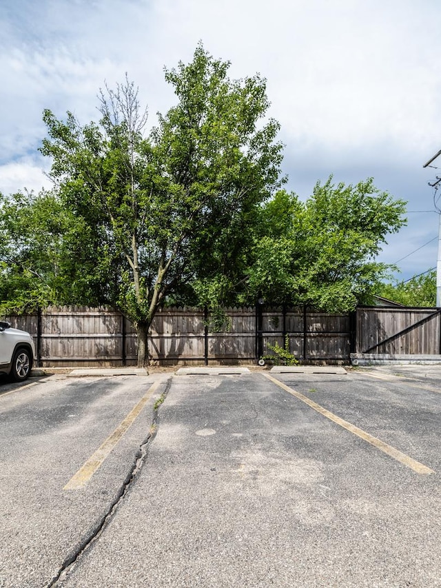 1820 N Spaulding Ave Unit 102, Chicago, IL 60647 - view of uncovered parking lot