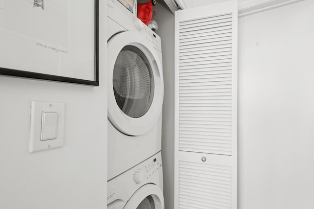 1201 S Prairie Ave Unit 5004, Chicago, IL 60605 - washroom featuring stacked washer / drying machine