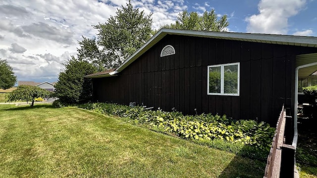 16179 Greenland Dr, Morrison, IL 61270 - view of side of home with a yard