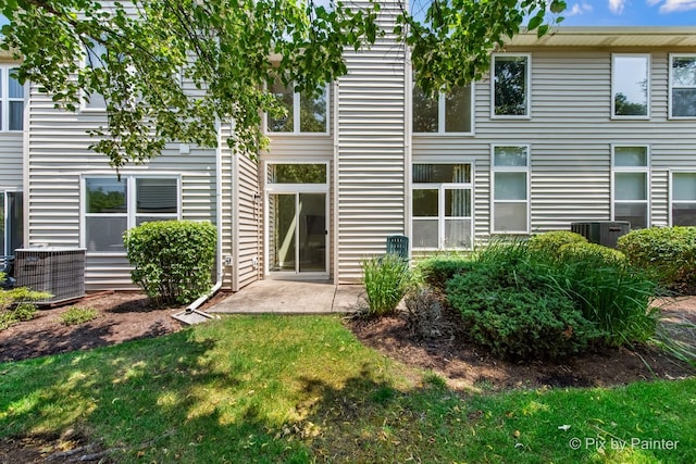 1521 E Baronet Ln, Palatine, IL 60074 - back of property featuring a yard