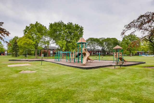 2319 E Olive St Unit 1D, Arlington Heights, IL 60004 - community play area featuring a yard