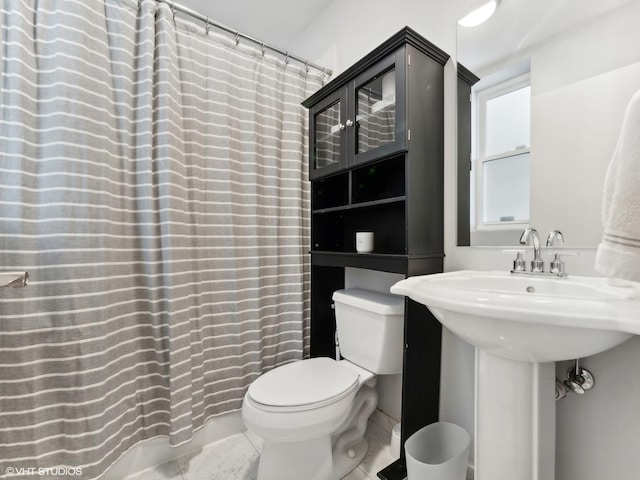 3607 N Bosworth Ave Unit 3, Chicago, IL 60613 - bathroom featuring toilet and a shower with curtain