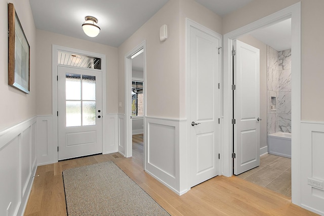 11049 Lizmore Ln Unit 40B, Orland Park, IL 60467 - entrance foyer featuring wainscoting, light wood-style flooring, and a decorative wall