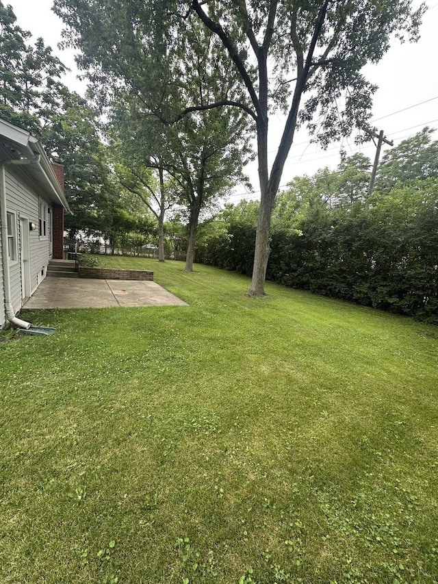 1028 Castlewood Ln, Deerfield, IL 60015 - view of grassy yard featuring a patio