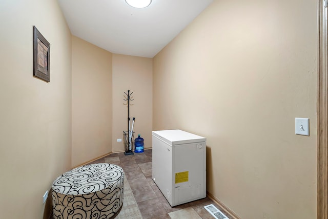 16260 W Mohawk Ct, Lockport, IL 60441 - laundry room featuring light tile patterned flooring and baseboards