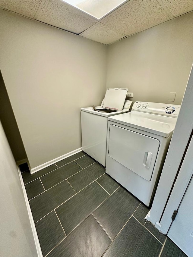 899 Carl Ave, Elgin, IL 60120 - laundry room featuring washer and dryer and baseboards